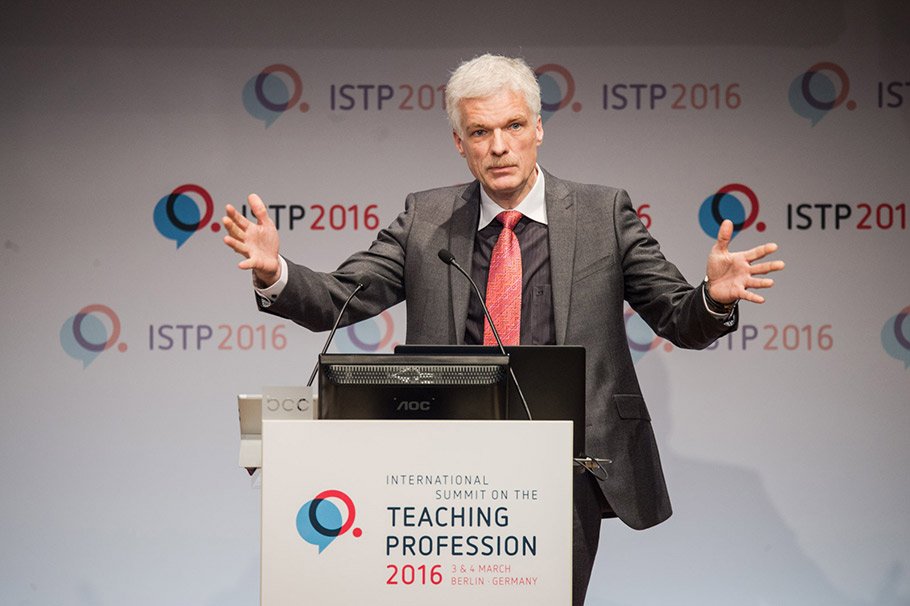 Andreas Schleicher, OECD PISA Coordinator, discusses the topic of continued teacher training.