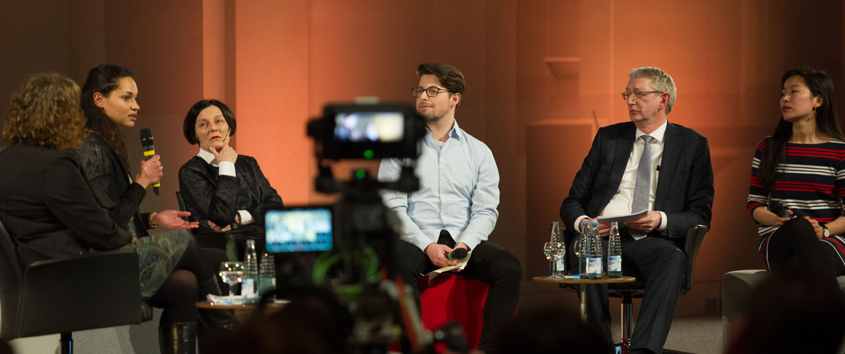 Herta Müller on stage with students