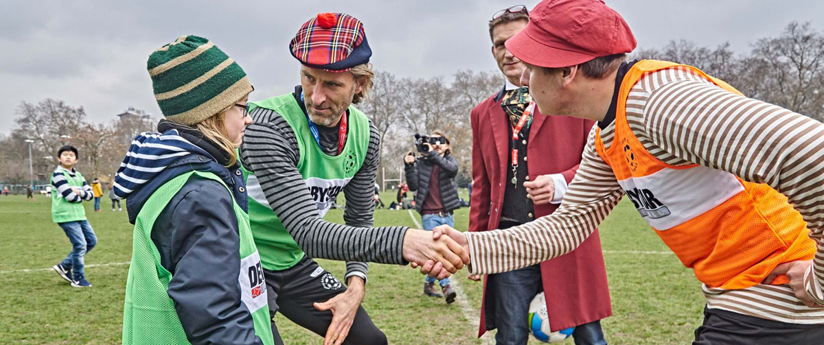 Handshake vor dem Anstoß