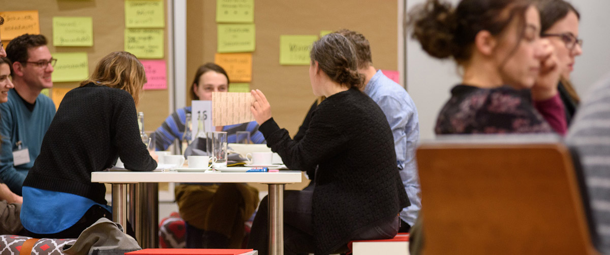 Menschen im Austausch bei einem Workshop