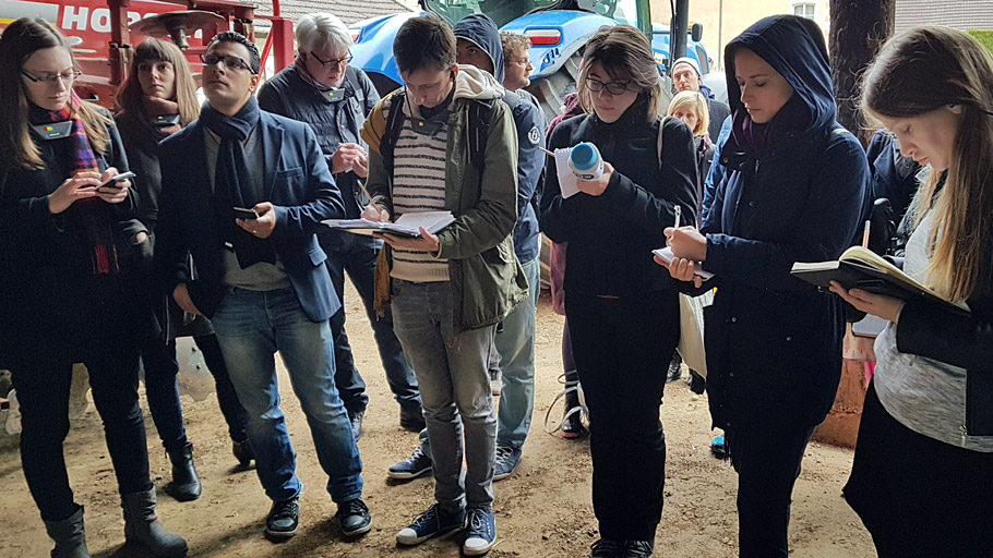Internationale Journalisten in Frankreich machen sich Notizen