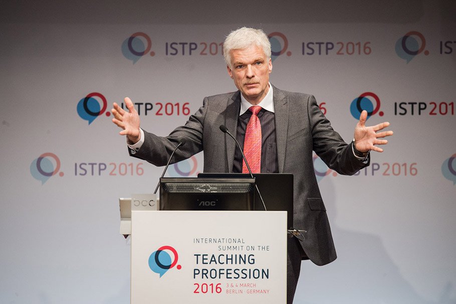 Andreas Schleicher, PISA-Koordinator der OECD, beleuchtet das Thema Weiterbildung von Lehrern.