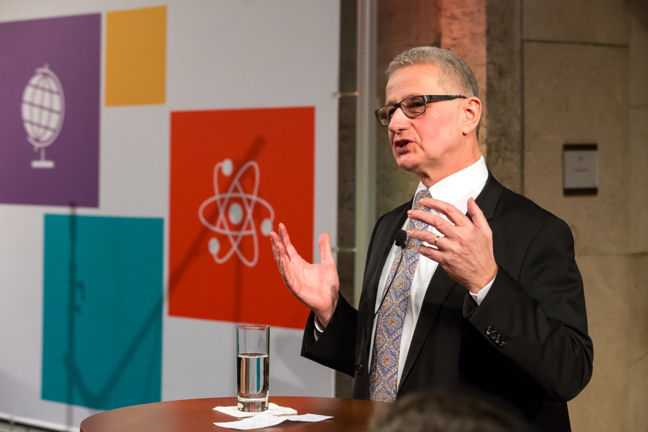 Joachim Rogall begrüßt die Gäste des Neujahrsempfangs