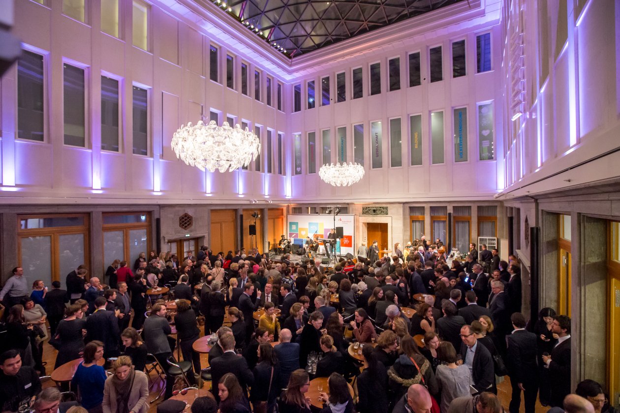 Blick ins Atrium mit vielen Menschen