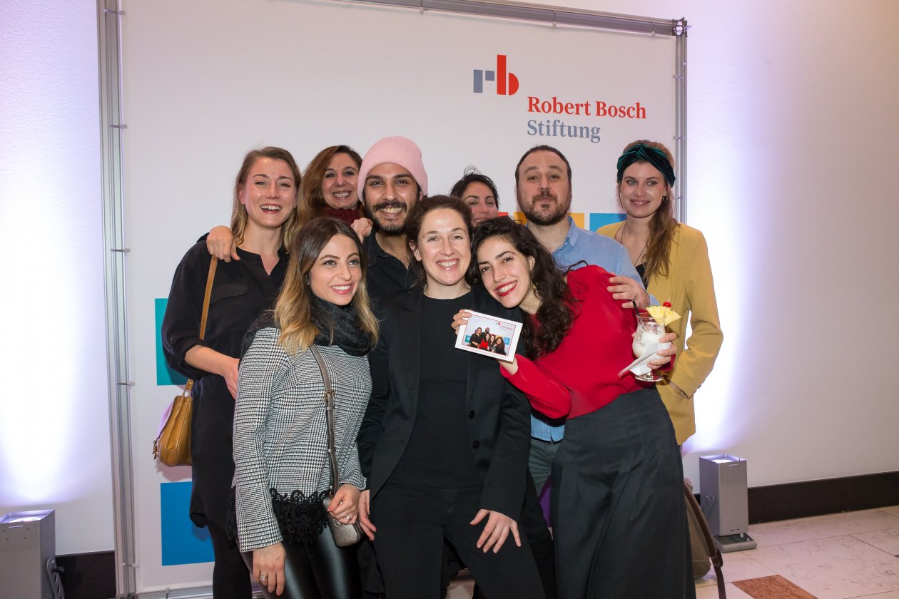 Gruppenbild vor dem Logo der Stiftung