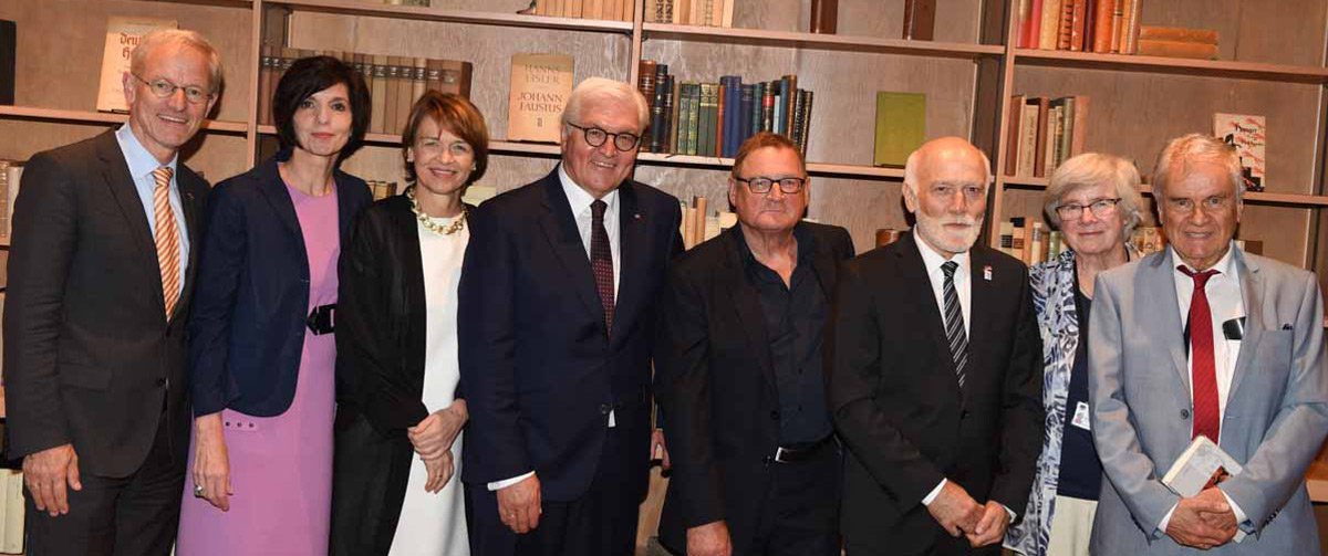 Gruppenbild der Fellows mit Bundespräsident Steinmeier
