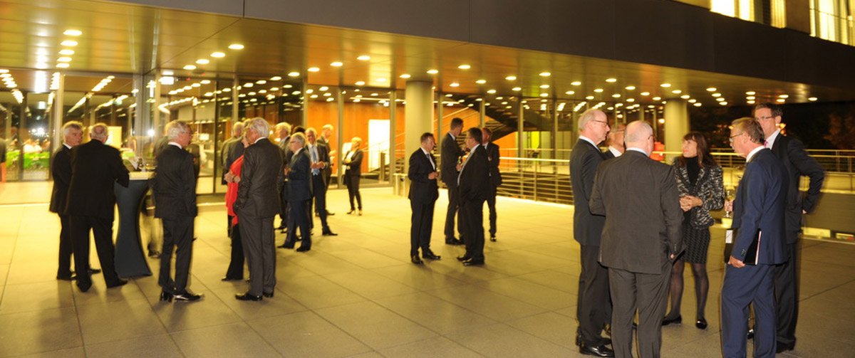 Der Empfang vor dem beleuchteten Haus der Robert Bosch Stiftung