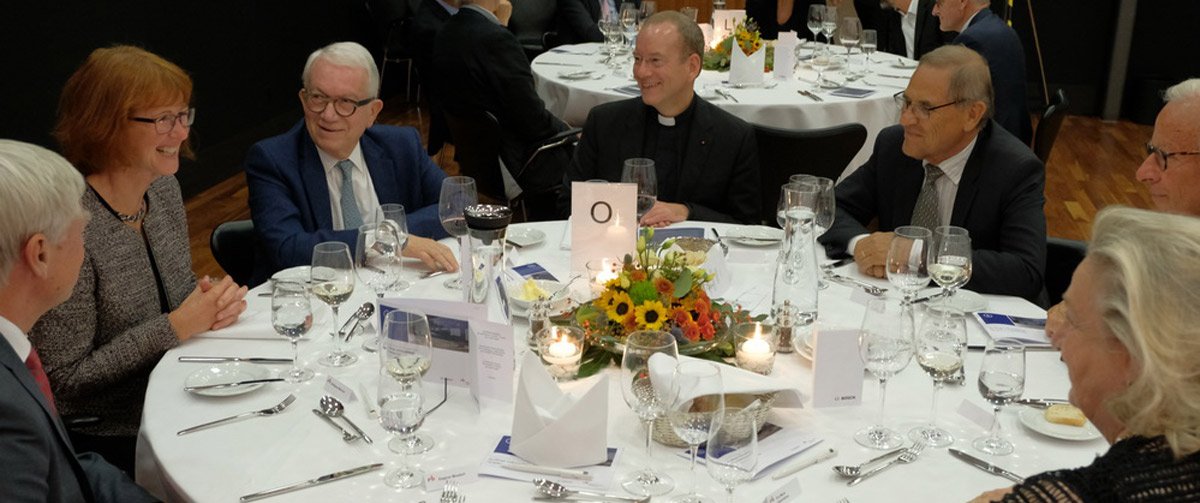 Menschen am Rundtisch beim Essen