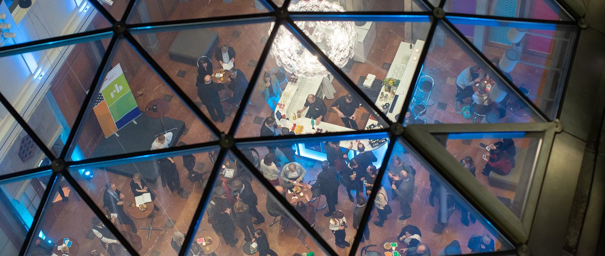 Blick durchs Glasdach ins Atrium