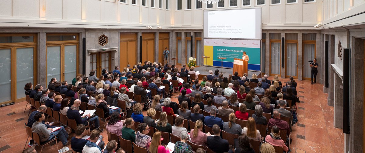 Blick ins Atrium mit allen Teilnehmern