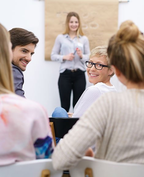 Menschen im Seminar tauschen sich aus
