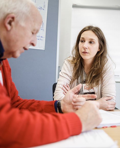 Zwei Menschen im Gespräch