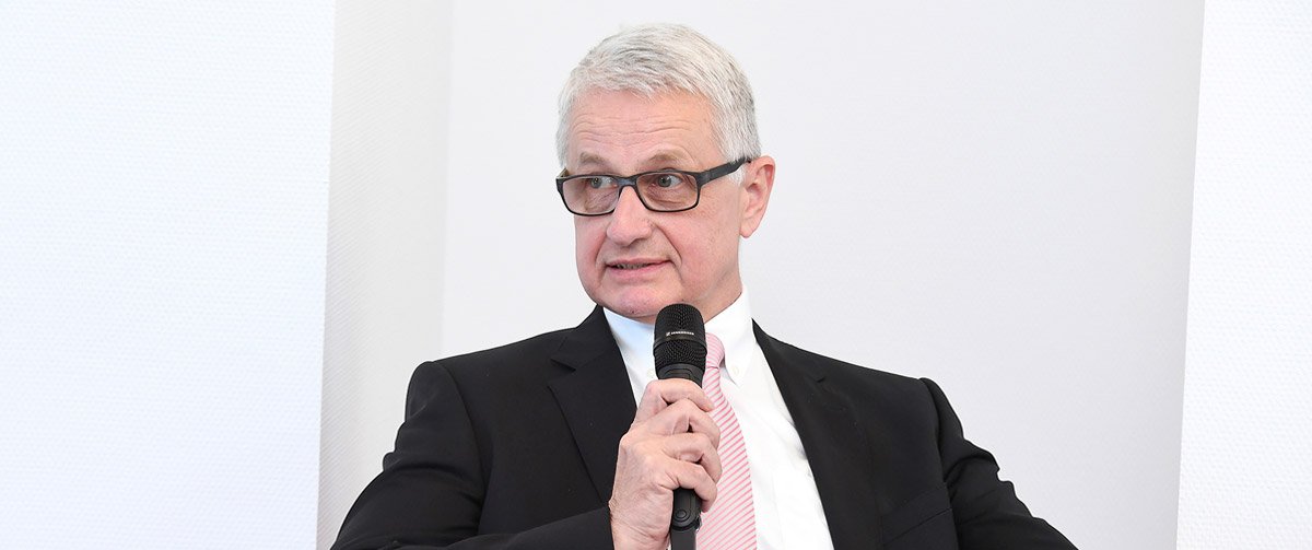 Joachim Rogall mit Mikrofon