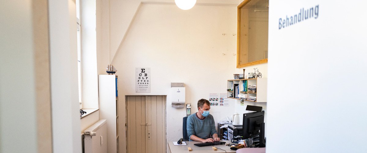 Mann sitzt in einem Büro