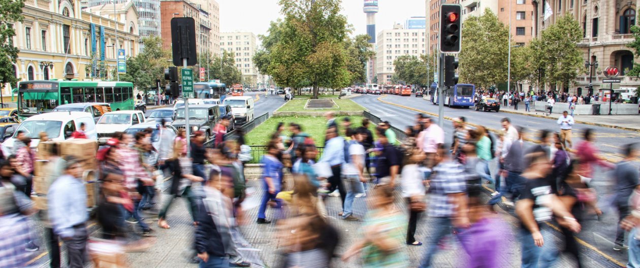 Menschen überqueren eine große Straße