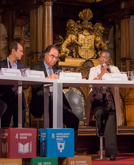 Teilnehmerinnen und Teilnehmer einer Diskussionsrunde