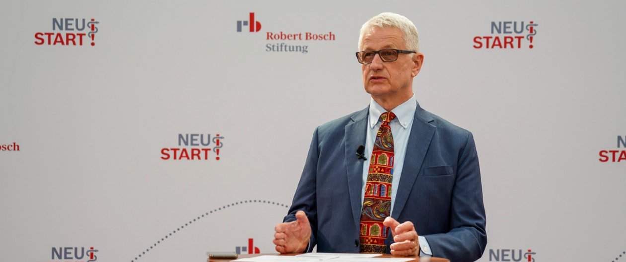 Joachim Rogall begrüßt zum Neustartgipfel