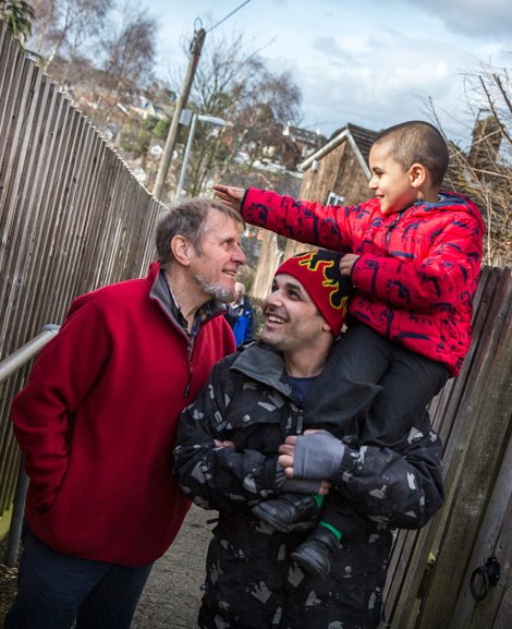 Ein kleiner Junge und zwei Erwachsene