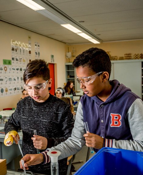 Zwei Schüler arbeiten an einem Experiment.