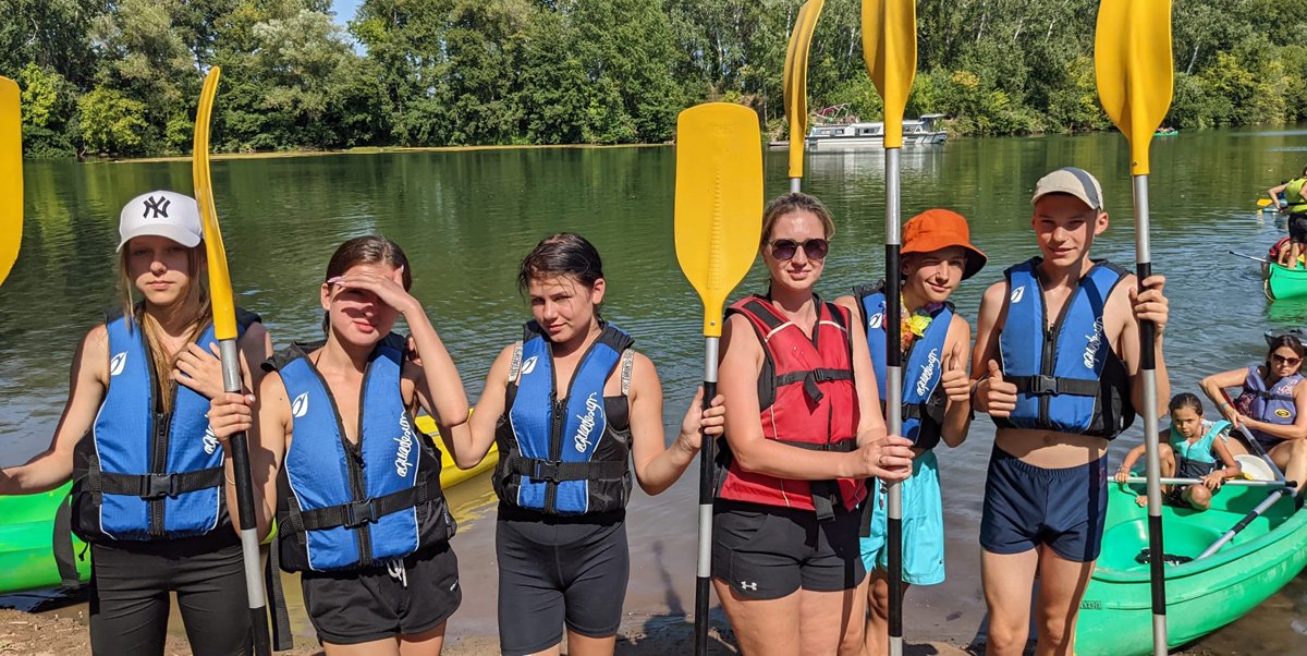 Children preparing a canoe trip