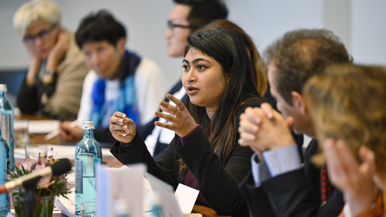 A woman speaks in the discussion group