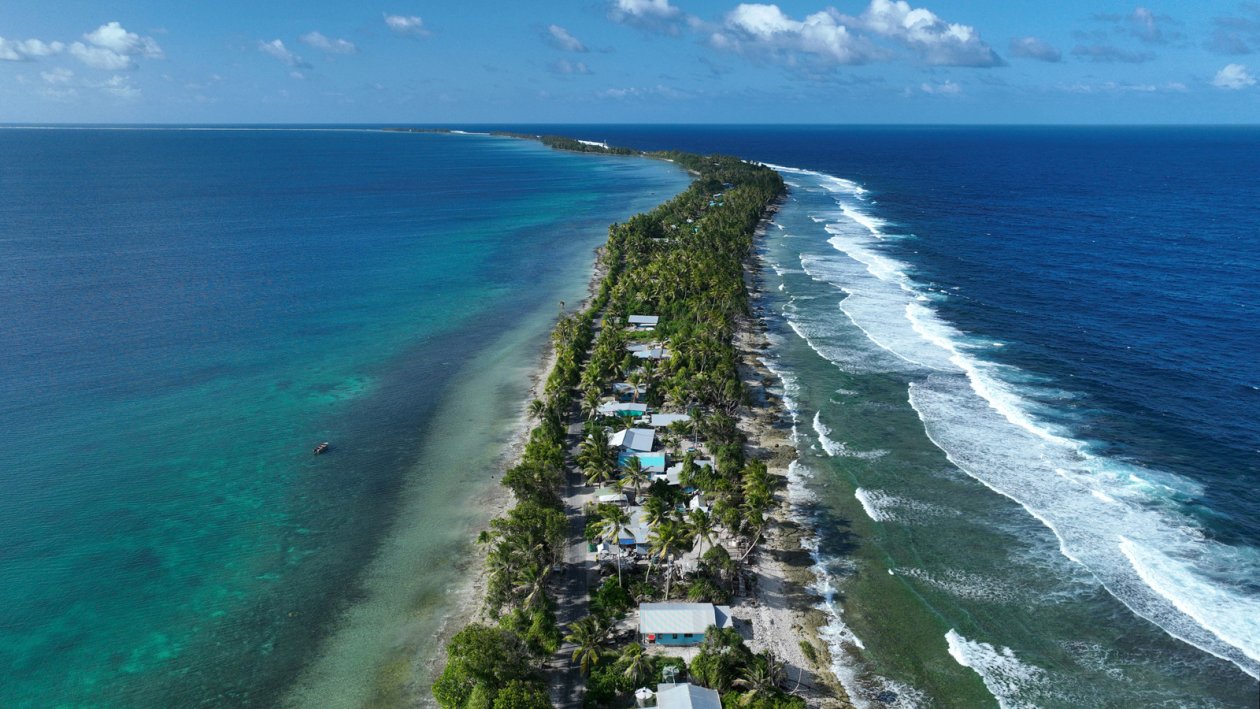 Blick von oben auf eine schmale Insel, die auf beiden Seiten vom Ozean umgeben ist