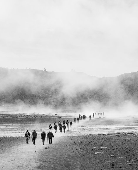 Menschen wandern durch Ödland