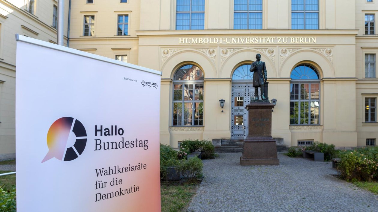 Plakat "Hallo Bundestag" vor vorm Eingang der Humboldt-Universität zu Berlin