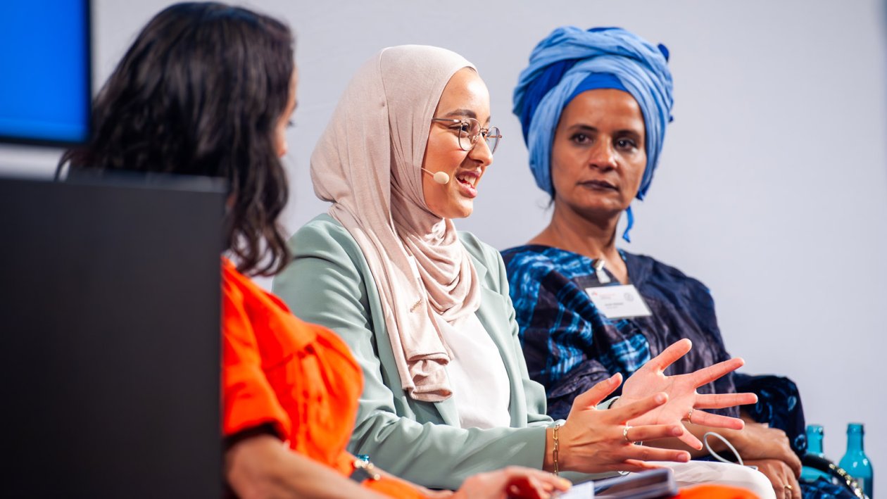 Presenter Vivian Perkovic, Asmae Harrach-Lasfaghi und Amal Abbas (v.l.)