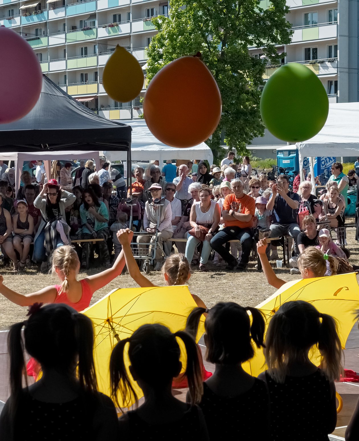 Kinder auf einer Bühne, im Hintergrund das Publikum