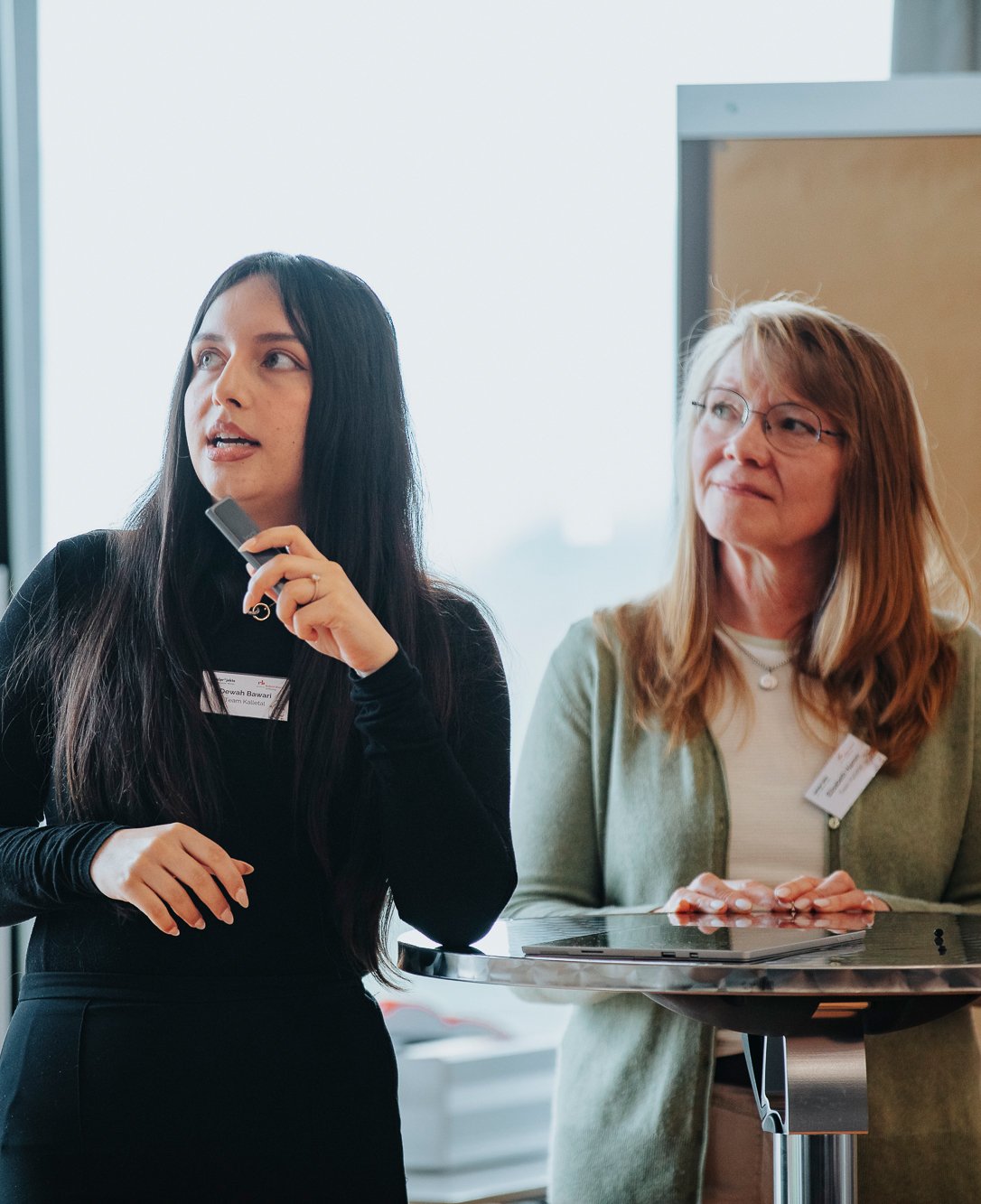 Zwei Frauen halten eine Präsentation