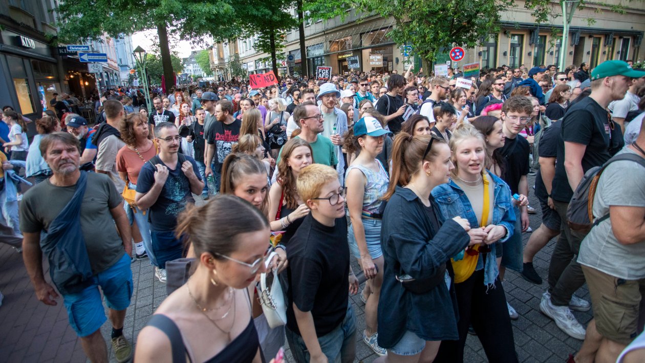 Menschen demonstrieren im Juni 2024 in Essen