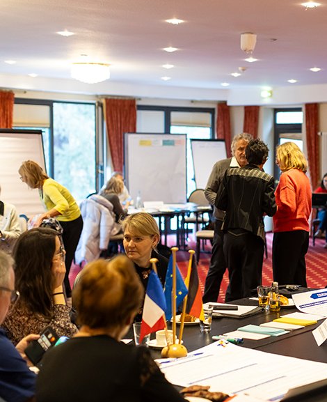 Bürger:innen diskutieren in einem Raum