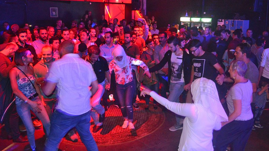 Tanzende Menschen bei Oriental Karaoke