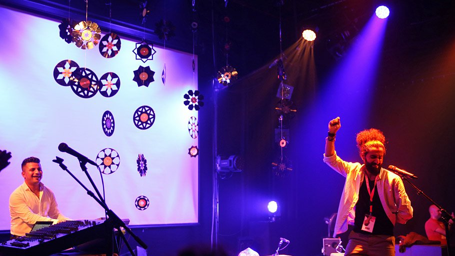 [DE Copy] Zwei Musiker bei Oriental Karaoke