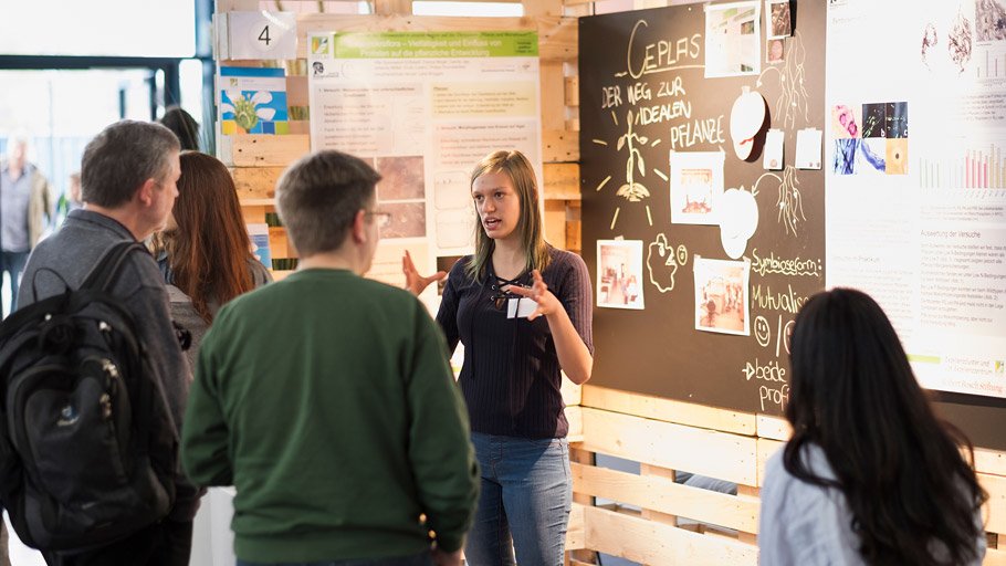 Schüler im Gespräch an ihrem Ausstellungsstand