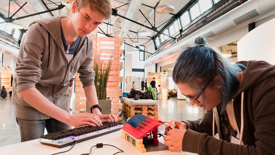 Schüler arbeiten an ihrem Stand beim Our Common Future Jugendkongress