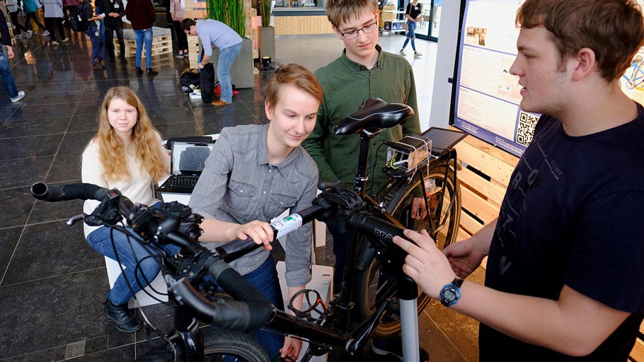 Schüler zeigen ihr wissenschaftliches Projekt am Beispiel Fahrrad