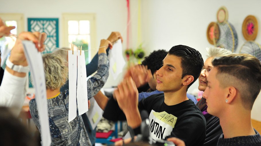 Einheimische und Flüchtlinge tauschen Selbstporträts aus
