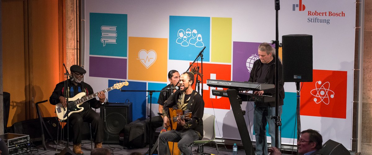 Band spielt auf dem Podium