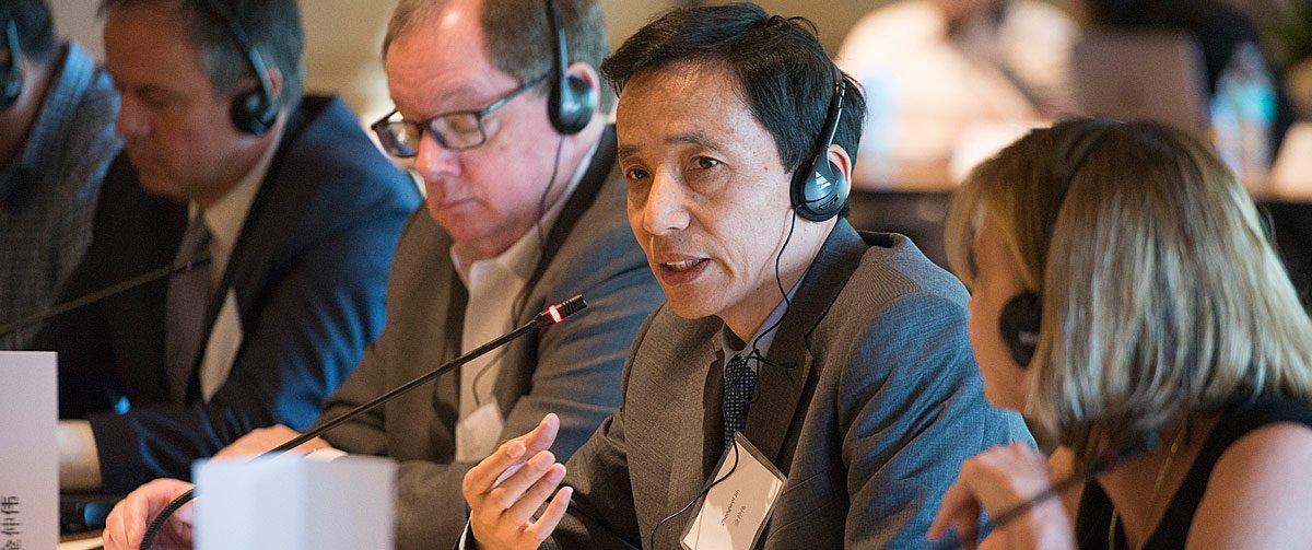 Jin Zhongwei diskutiert mit den Teilnehmern des Medienforums