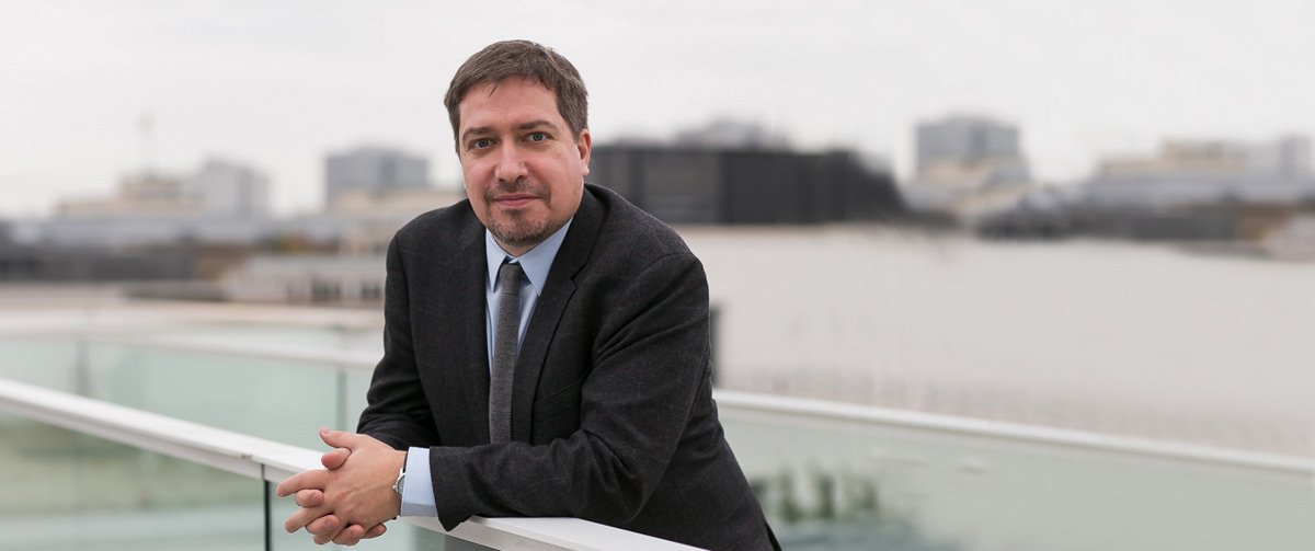 Maxim Trudolyubov steht an einem Geländer