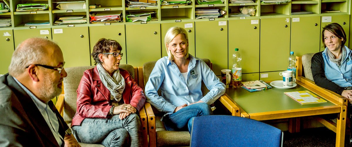 Lehrer im Gespräch im Lehrerzimmer
