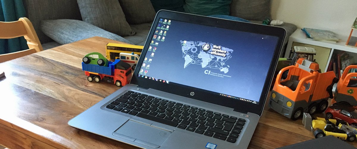 Schreibtisch mit Laptop und Kinderspielzeug