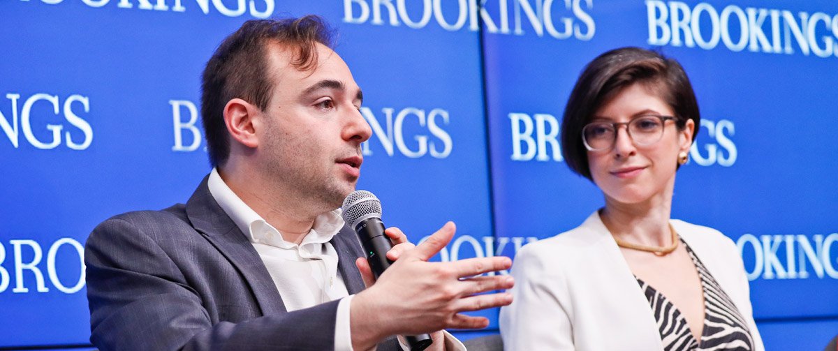 Yascha Mounk, Senior Fellow am SNF Agora Institute, und Brookings Fellow Alina Polyakova