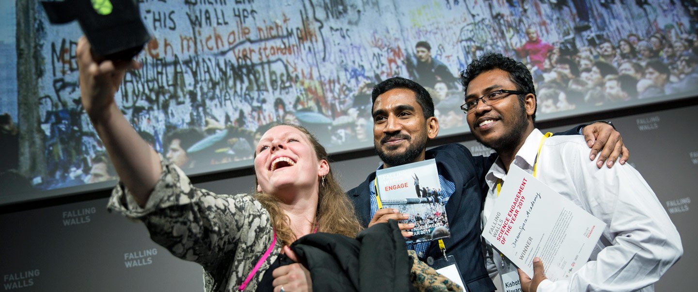 Die Gewinner der Falling Walls Engage bei einem Selfie