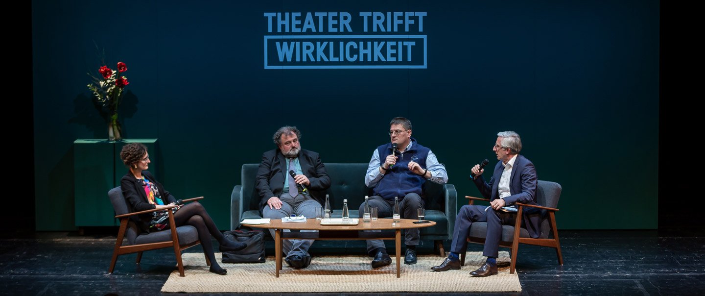 Teilnehmer der Veranstaltung &quot;Theater trifft Wirklichkeit&quot; auf der Bühne