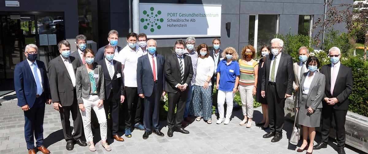 Besuchergruppe vor dem PORT-Gesundheitszentrum Hohenstein