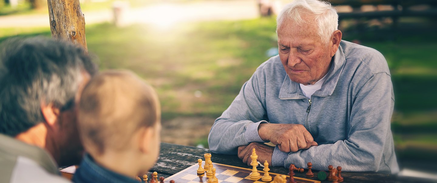 Zwei Männer spielen Schach.