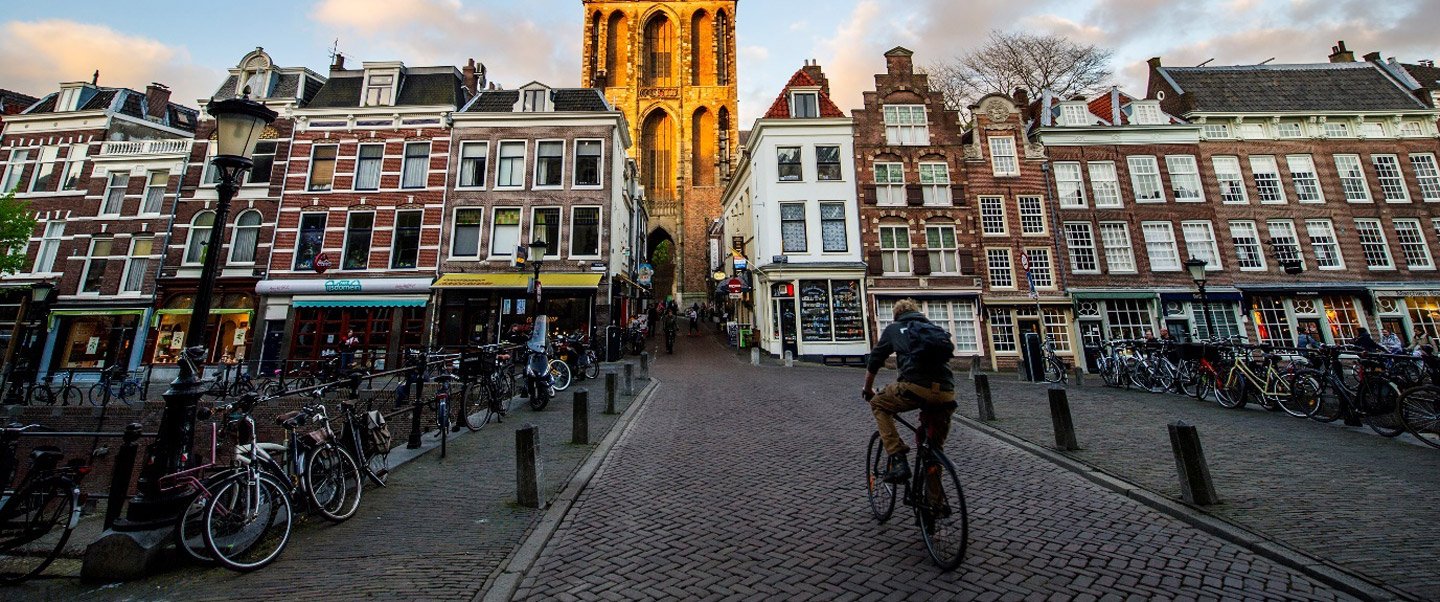 Ein Fahrradfahrer fährt in die Altstadt von Utrecht